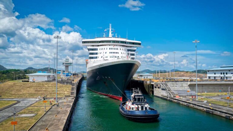 Primer tránsito del Queen Mary 2 por las esclusas neopanamax del Canal de Panamá
